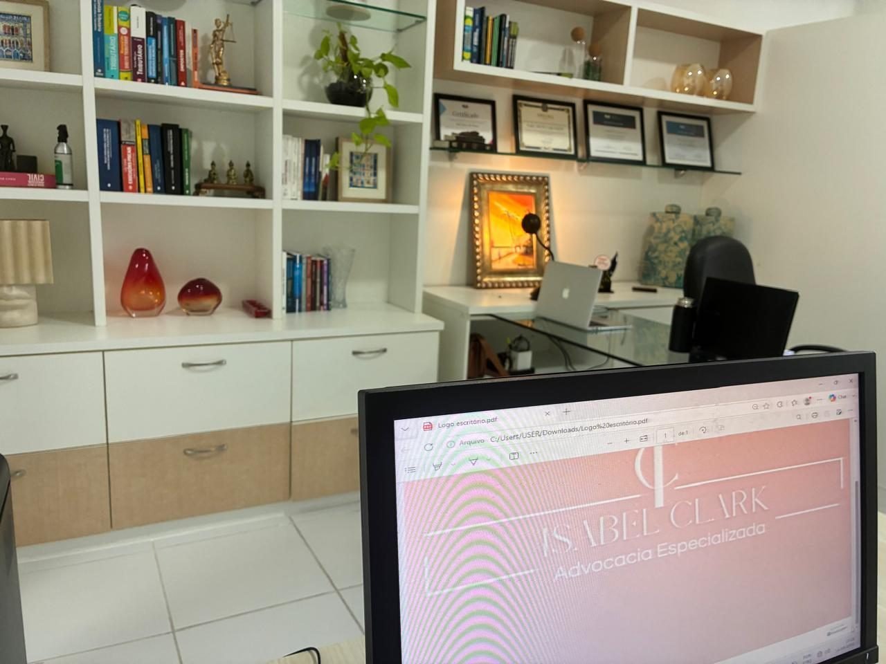 Sala de trabalho e biblioteca jurídica do escritório Isabel Clark Advocacia em São Luís - MA